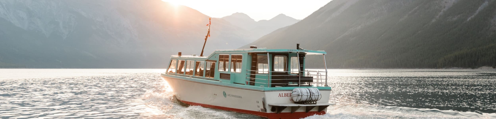 tour bout on the water