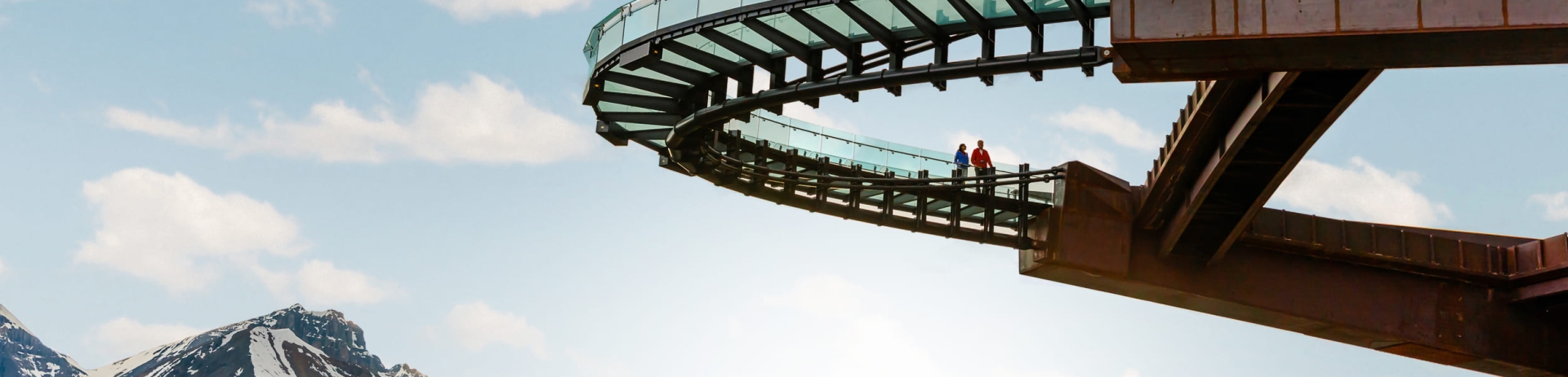 people looking off the pursuit skywalk
